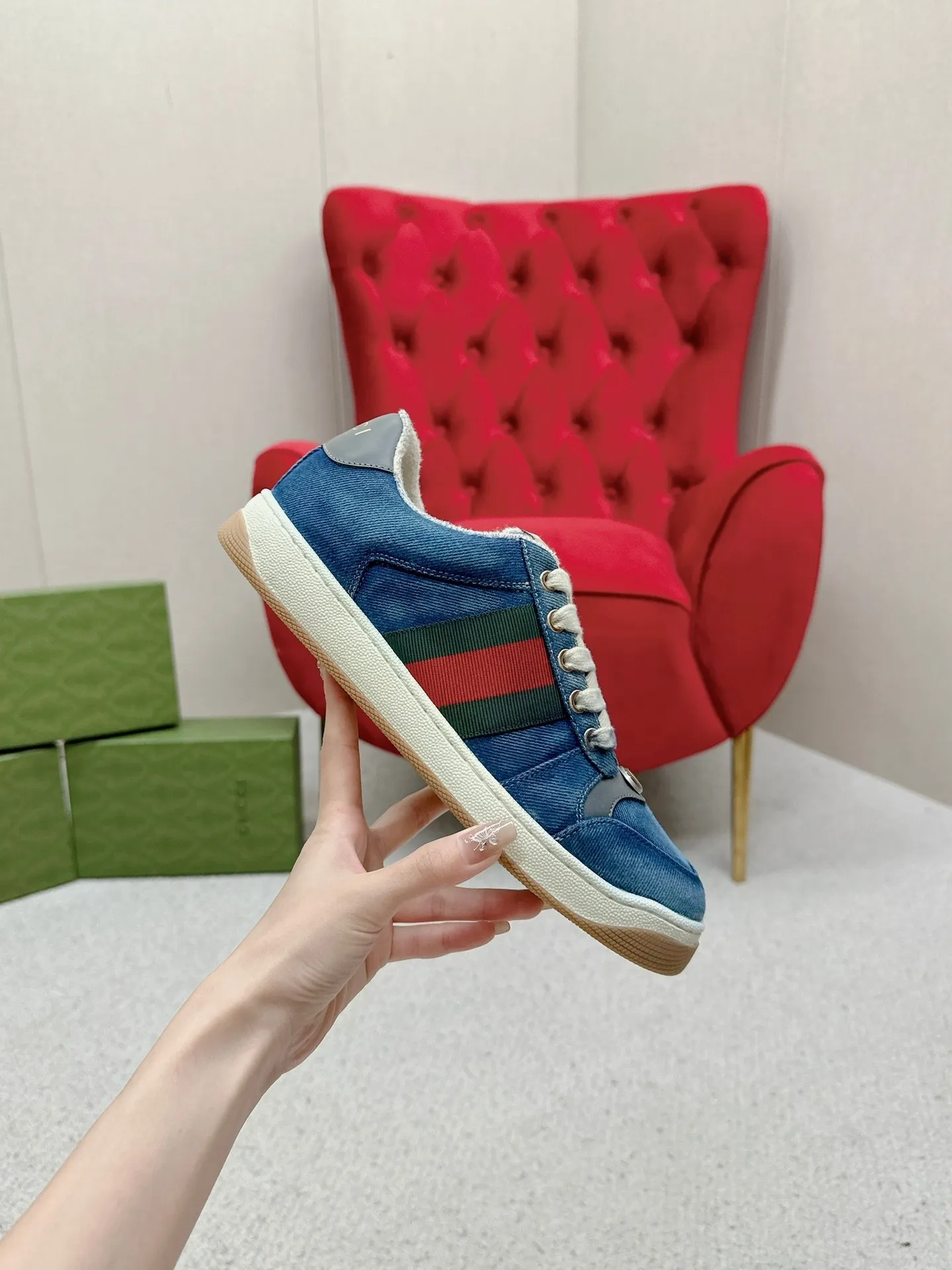 👟👟Ex-factory price 560👟👟 Men’s size +10 Gucci——purchased version GG series distressed dirty shoes-hot style is coming! 9 times out of 10 sales, you will definitely get the money. Ready stock! Spot goods! Spot goods! New colors added - the ultimate version on the market! Purchase the original version and develop it... fabric, material, outsole, and details can be compared at will! Open-mold Swarovski one-to-one replica rhinestone chain...Metal cherry pendant...Metal double G crystal cylindrical mark...Gucci original customized narrow webbing...Super flash series - flash diamond chain. The cherry decoration is detachable and can be changed into two to match with each other to show your personality. Exclusive color-brushed cowhide fabric. Hand-made distressed is very textured and has a sense of luxury! The details of the workmanship can be seen in the drawings, and no line is missed. The original terry cloth is delicate, soft and more comfortable and breathable. The privately stamped two-color original TPU outsole (lower layer is wider, upper layer is narrower). Matching packaging⭐️ Size: Female 35-40 Male 39-44 (Female 41 Male 45 customized)